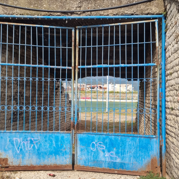 Tomori Stadium van FK Tomori in Berat (Albanië) -Stadionkoorts Groundhopping