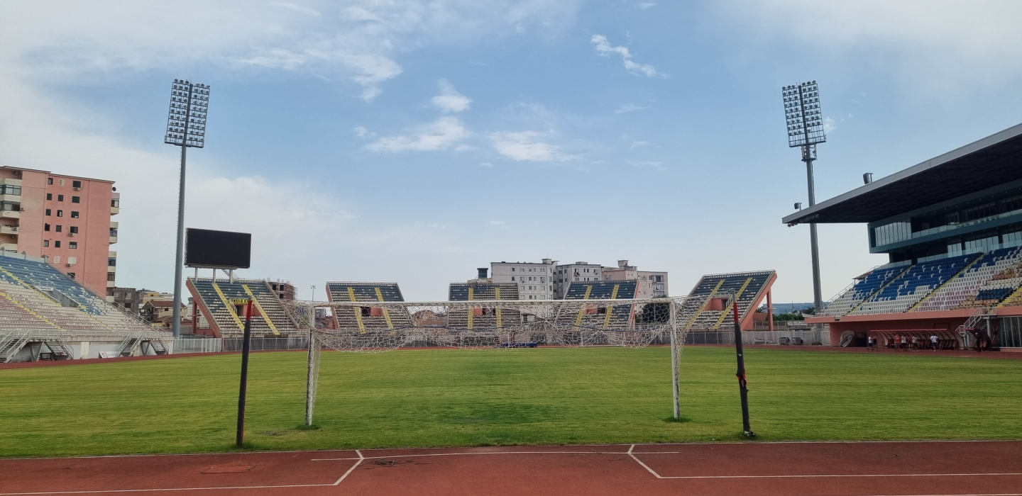 Het Loro Boriçis stadion van KS Vllaznia in Shkodër (Albanië) - Stadionkoorts Groundhopping