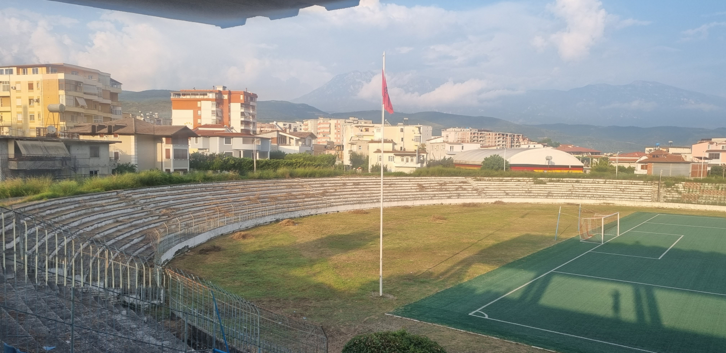 Tomori Stadium van FK Tomori in Berat (Albanië) -Stadionkoorts Groundhopping